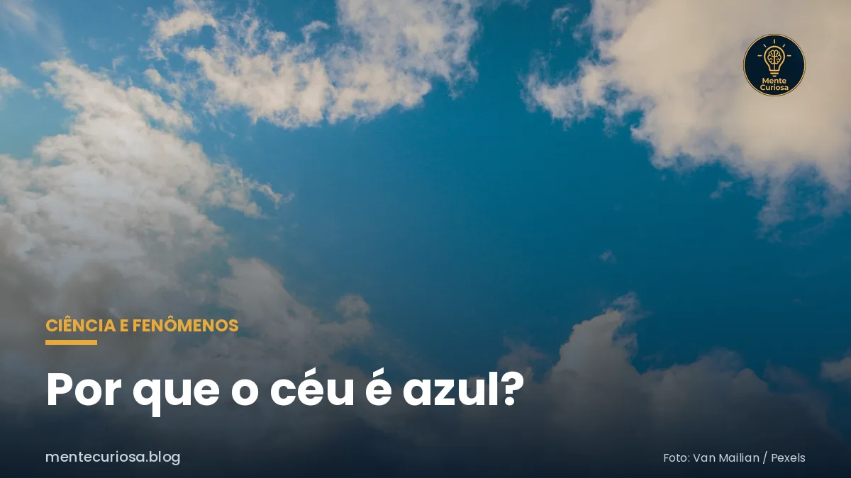 Céu azul claro com nuvens brancas em um dia de sol
